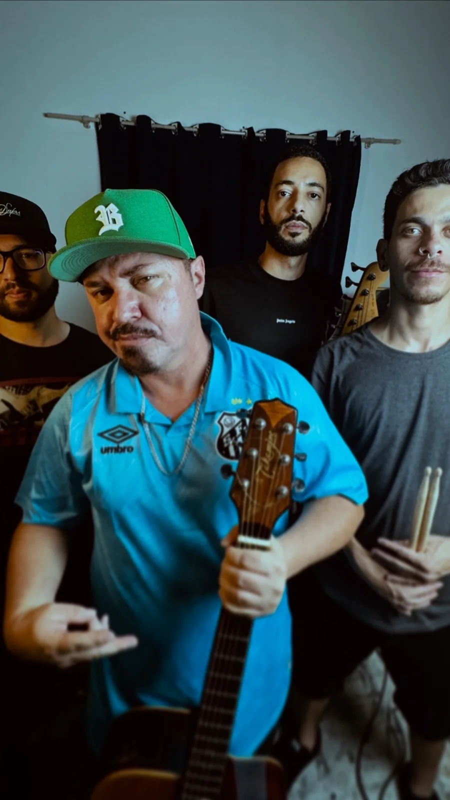 100% Charlie Brown tocando Como tudo deve ser no Nano Sound