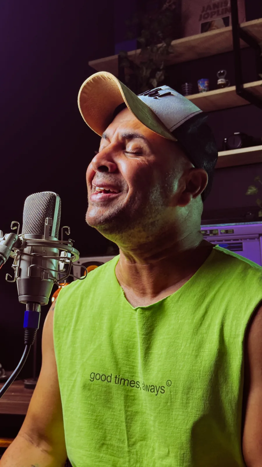 Fabbio Rodrigues cantando A cada segundo no Nano Sound