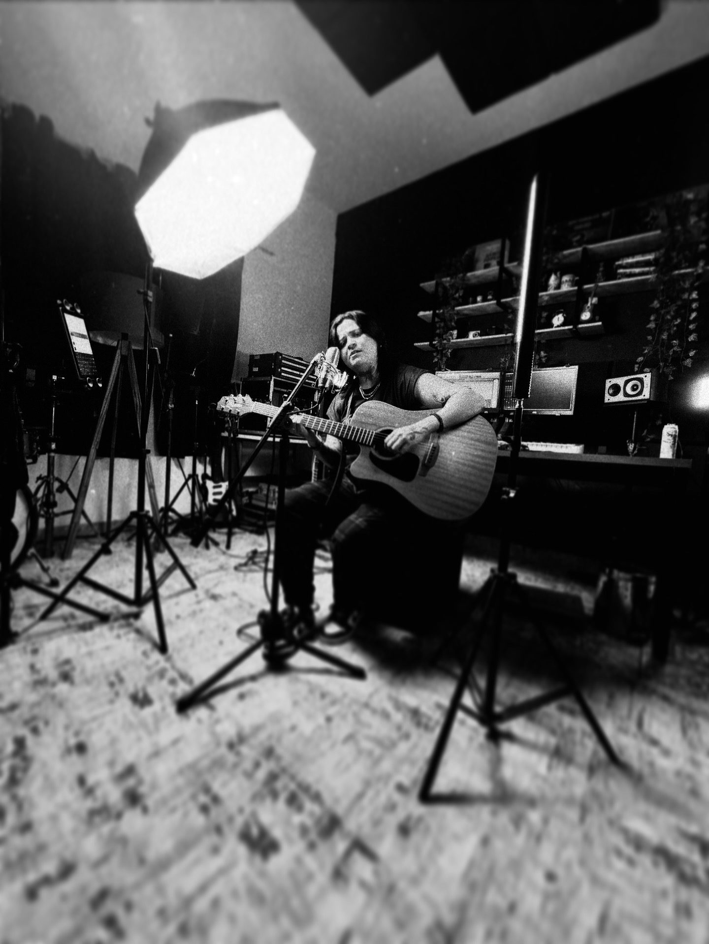 Artista gravando viol&atilde;o e voz no est&uacute;dio Nano Sound