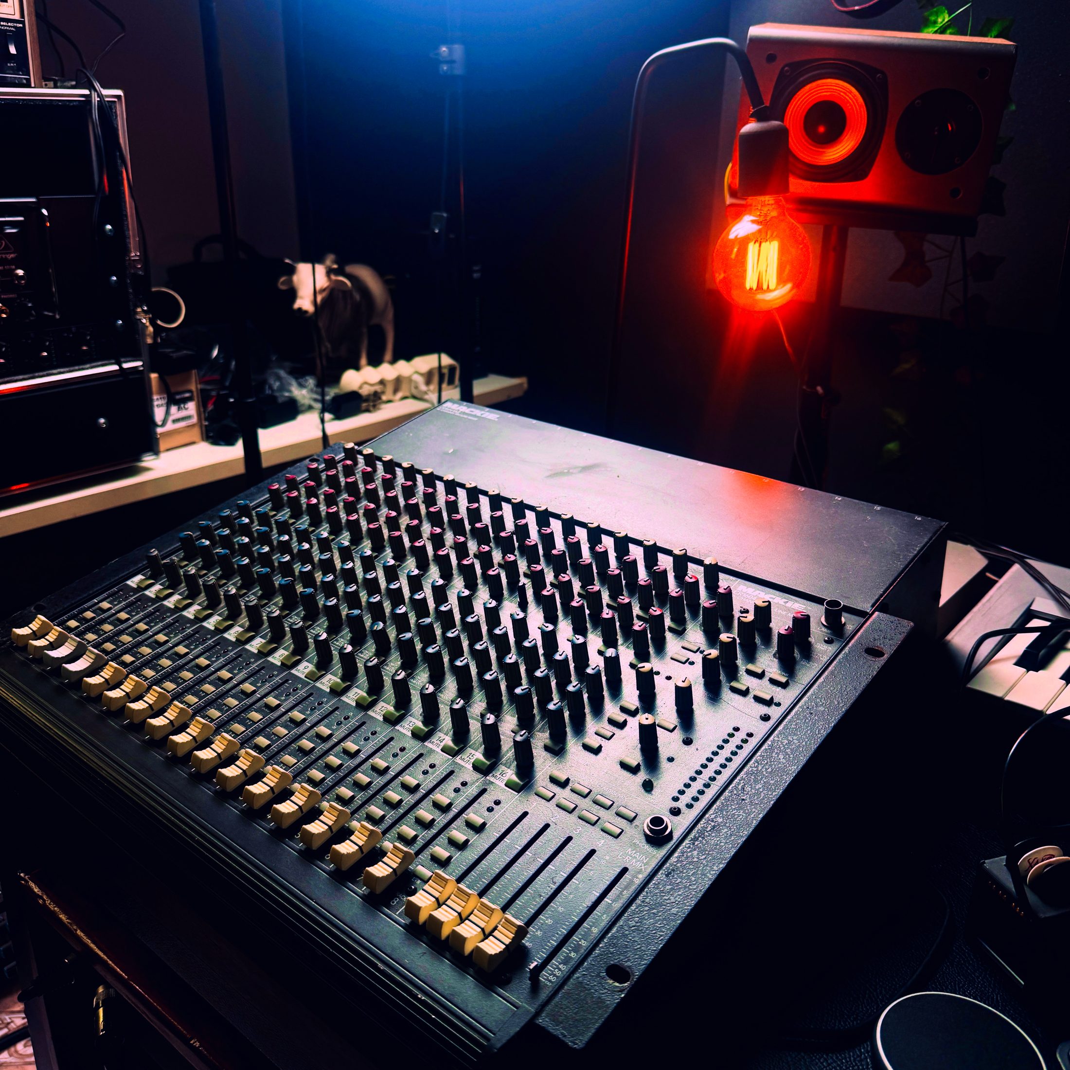Mesa de som do est&uacute;dio para mixagem e masteriza&ccedil;&atilde;o profissional