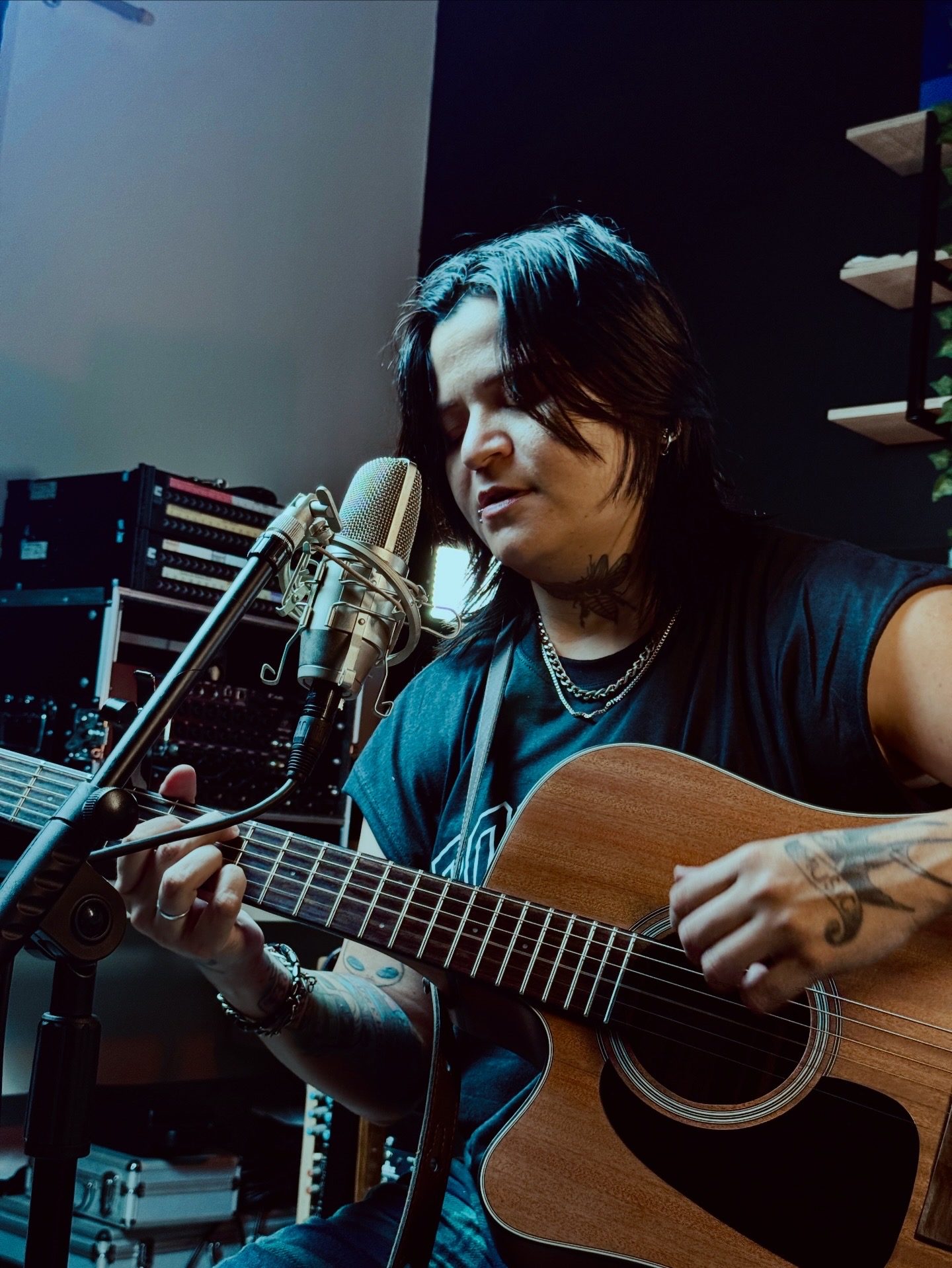 Artista cantando e tocando viol&atilde;o em capta&ccedil;&atilde;o audiovisual